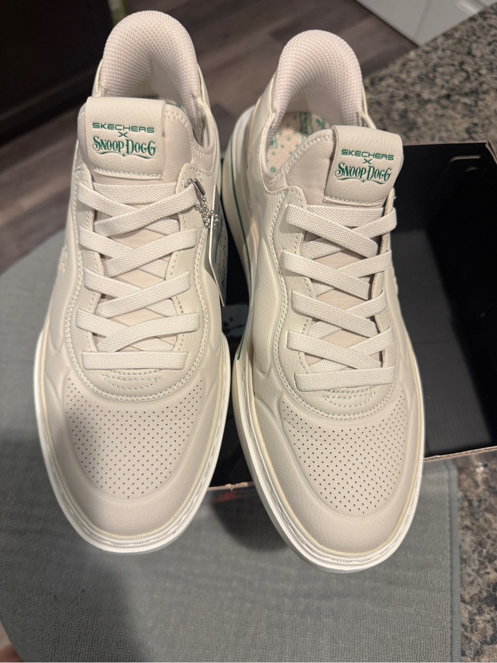 Skechers Cream Low-Top Sneakers with Green Logo Accents